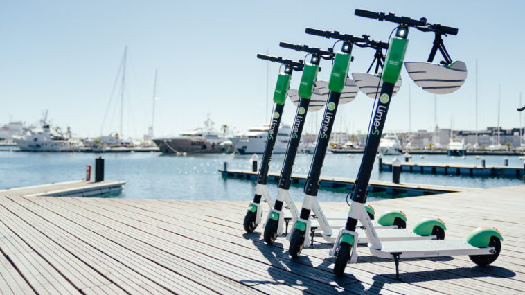 Lime предоставляет услуги езды на скутерах в морском порту Валенсии